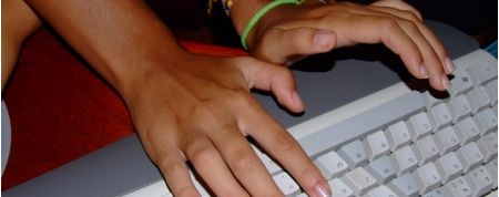 Mans no teclado dun ordenador